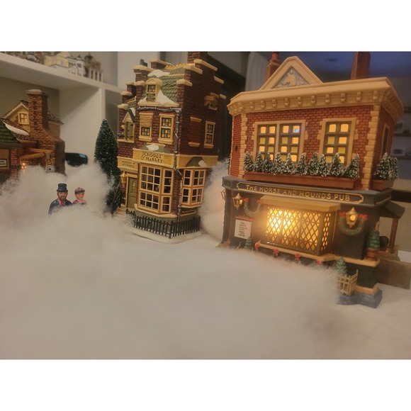 Department 56 Villaggio Di Halloween Con Casa Dei Peanuts Illuminata - Set 4 Pezzi In Ceramica Con Luci LED E Adattatore AC